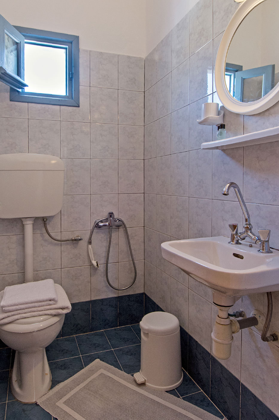perigiali-folegandros-economy-double-room-02-03