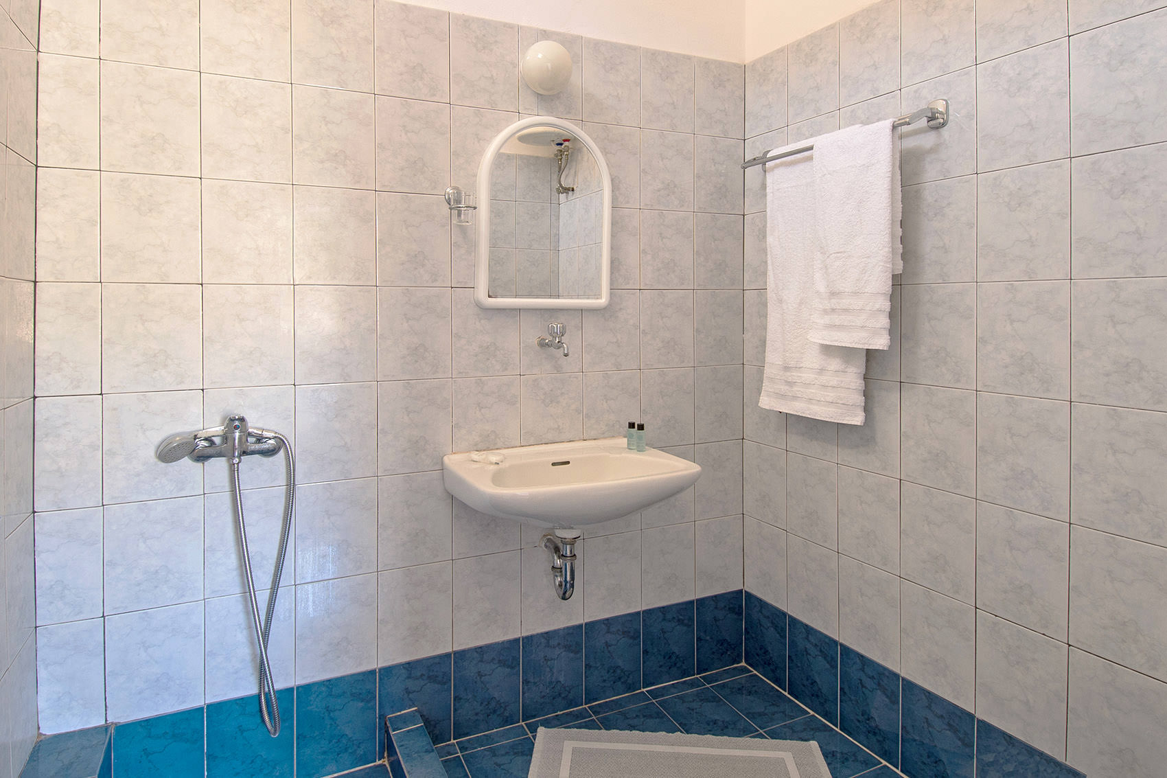 perigiali-folegandros-economy-double-room-03-01